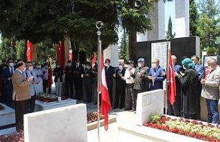 Şehitliği ziyaret eden Vali Atik, şehit aileleriyle...