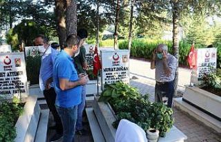 Şehitlikte buruk bayramlaşma