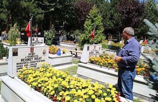 Şehitlikte hüzünlü arefe