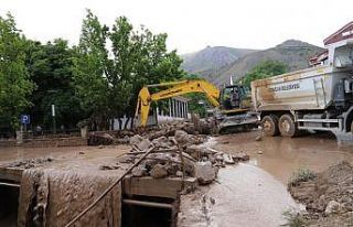 Sel sonrası mahallede temizlik yapıldı