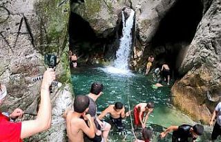 Şelalenin güzelliği sosyal mesafeyi unutturdu