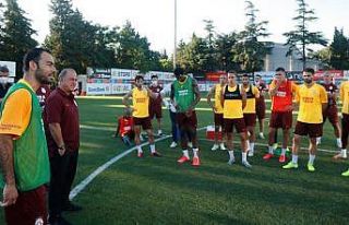 Selçuk İnan takım arkadaşlarıyla vedalaştı
