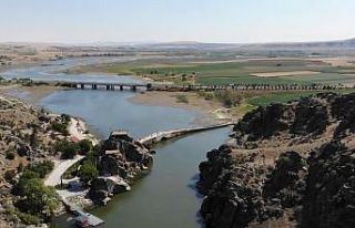 Selçuklular’dan kalma Çeşnigir Köprüsü turistlerin...