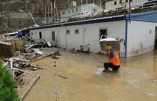 Selden kurtulan şantiye çalışanları eşyalarını...