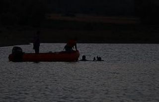 Serinlemek için gölete giren genç kayboldu