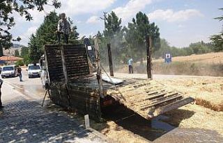 Seyir halindeki kamyonetin kasasındaki samanlar tutuştu!