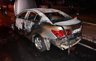 Seyir halindeki otomobil alev topuna döndü