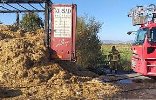 Seyir halindeki tırda samanlar tutuştu