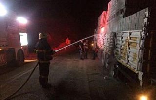 Seyir halindeki tırın lastiği alev aldı