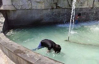 Sıcaktan bunalan çocuklar tehlikeye aldırış etmeden...