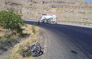 Siirt’te motosiklet tırla çarpıştı: 2 yaralı