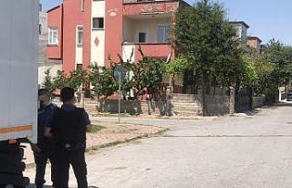 Silahla intihar girişiminde bulunan şahıs polisi...