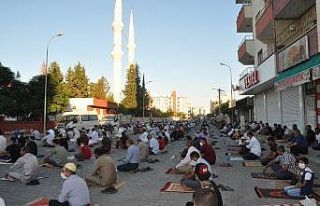 Sınırın sıfır noktasında sosyal mesafeli bayram...