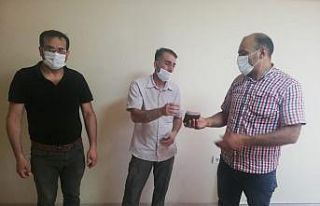 Sokakta bulduğu para dolu cüzdanı sahibine teslim...