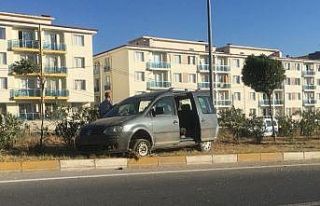 Söke’de lastiği patlayan otomobil refüje çıktı