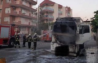 Söke’de park halindeki kamyon yandı