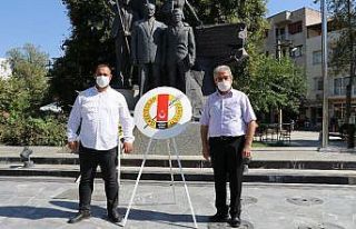 Sökeli Gazeteciler 24 Temmuz nedeniyle çelenk sundu