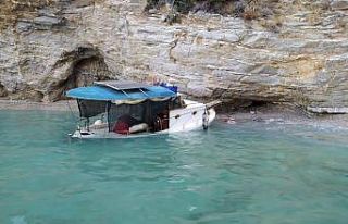 Su alan balıkçı teknesindeki iki kişiyi sahil...