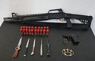 Şüpheli şahıslardan silahlar ve bıçaklar ele...