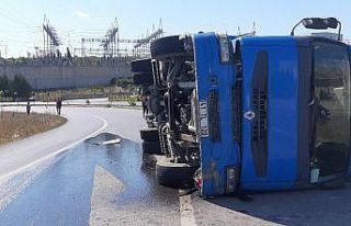 Sürücü virajı alamayınca tır yan yattı