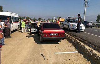 Sürücüleri uyaran bayraktara otomobil çarptı:...