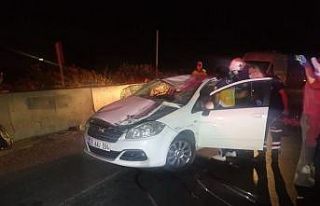 Takla atan otomobil beton bariyerlere çarparak durabildi:...