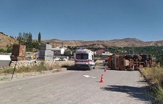 Tamir etmek istediği kamyonun altında kalan sürücü...