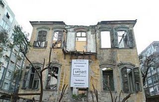 Tarihi köşk ayağa kalkıyor