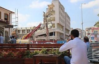 Tarihi yapının yıkımını açık hava sineması...