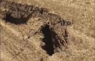 Tarlalarda oluşan derin obruklar köylüleri endişelendirdi