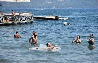 Tatilciler Marmaris plajlarını doldurdu