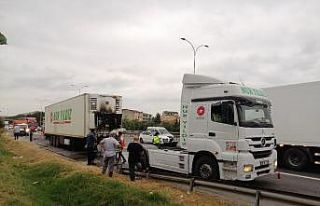 TEM’de dondurma yüklü kamyonu yanmaktan sürücünün...