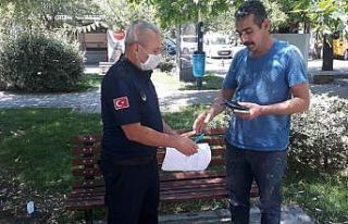 Temizlik işçisi ve zabıtadan örnek davranış