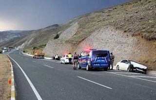 Ters dönen otomobilde sıkışan yaralılar kurtarıldı