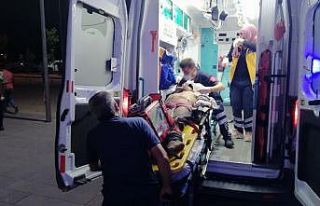 Ticari taksinin çarptığı genç hastanede hayatını...