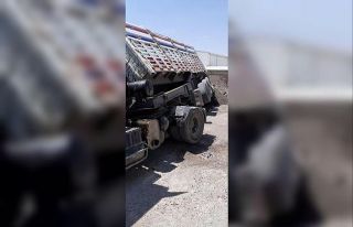 Tır dorsesi boşaltım esnasında devrildi