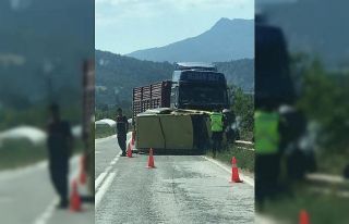 Tır ile hafif ticari araç çarpıştı: 3 yaralı