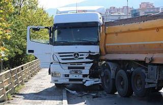 Tır, otomobile çarpmamak için yavaşlayan kamyona...