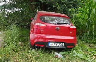 Tıra çarpmamak için direksiyonunu kırdı, tarlada...