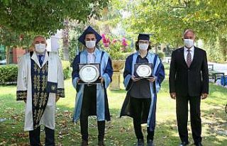 Tören sanal, sevinç gerçek