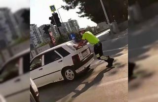 Trafik polisinden alkışlanacak hareket