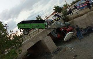 Traktör köprüden aşağı düştü: 3 yaralı