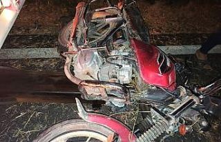 Traktör römorkuna arkadan çarpan motosikletteki...