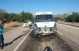 Traktöre çarpan minibüs sürücüsü yaralandı
