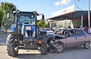 Traktöre çarpan otomobilin sürücüsü yaralandı