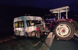 Traktörle minibüs çarpıştı; 1 yaralı