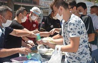 TÜGVA’dan yüzlerce kişiye pilav ikramı