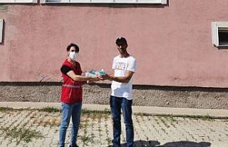 Tunceli’de Kızılay ekipleri maske dağıtmaya...