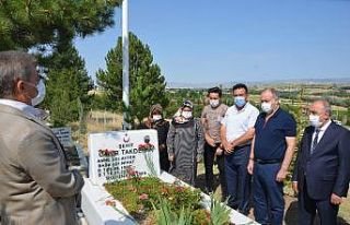 TÜRK-İŞ 15 Temmuz şehidi Ömer Takdemir’i kabri...