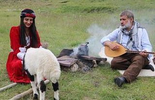 Türkücü Aydın Aydın, annesiz kalan kuzuyu sahiplenerek...